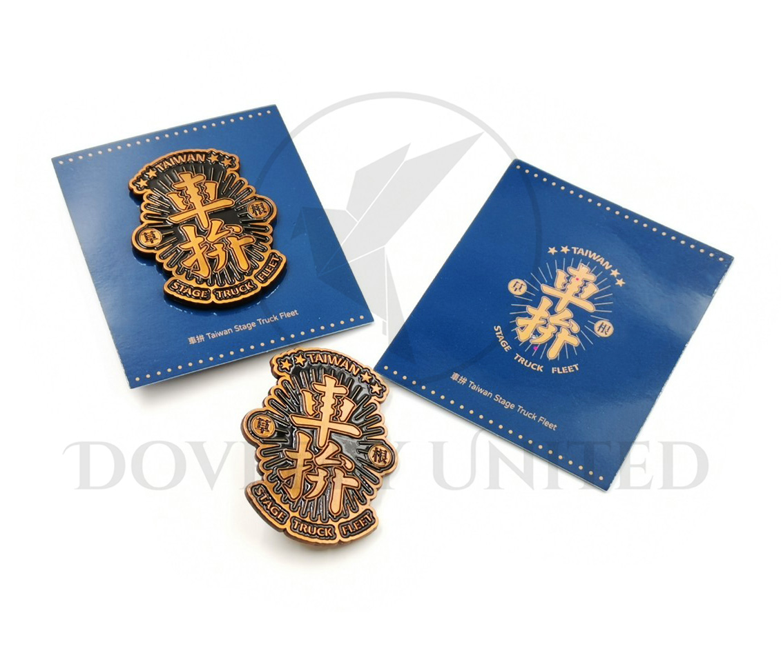 品牌胸章客製化 搭配紙卡訂製 仿古電鍍 黑色烤漆